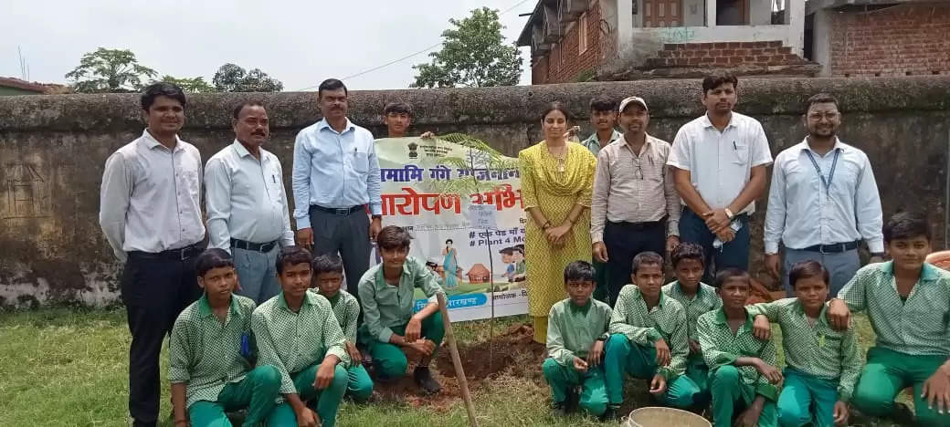 नमामि गंगे योजना में वृक्षारोपण अभियान का डीडीसी ने किया शुभारंभ