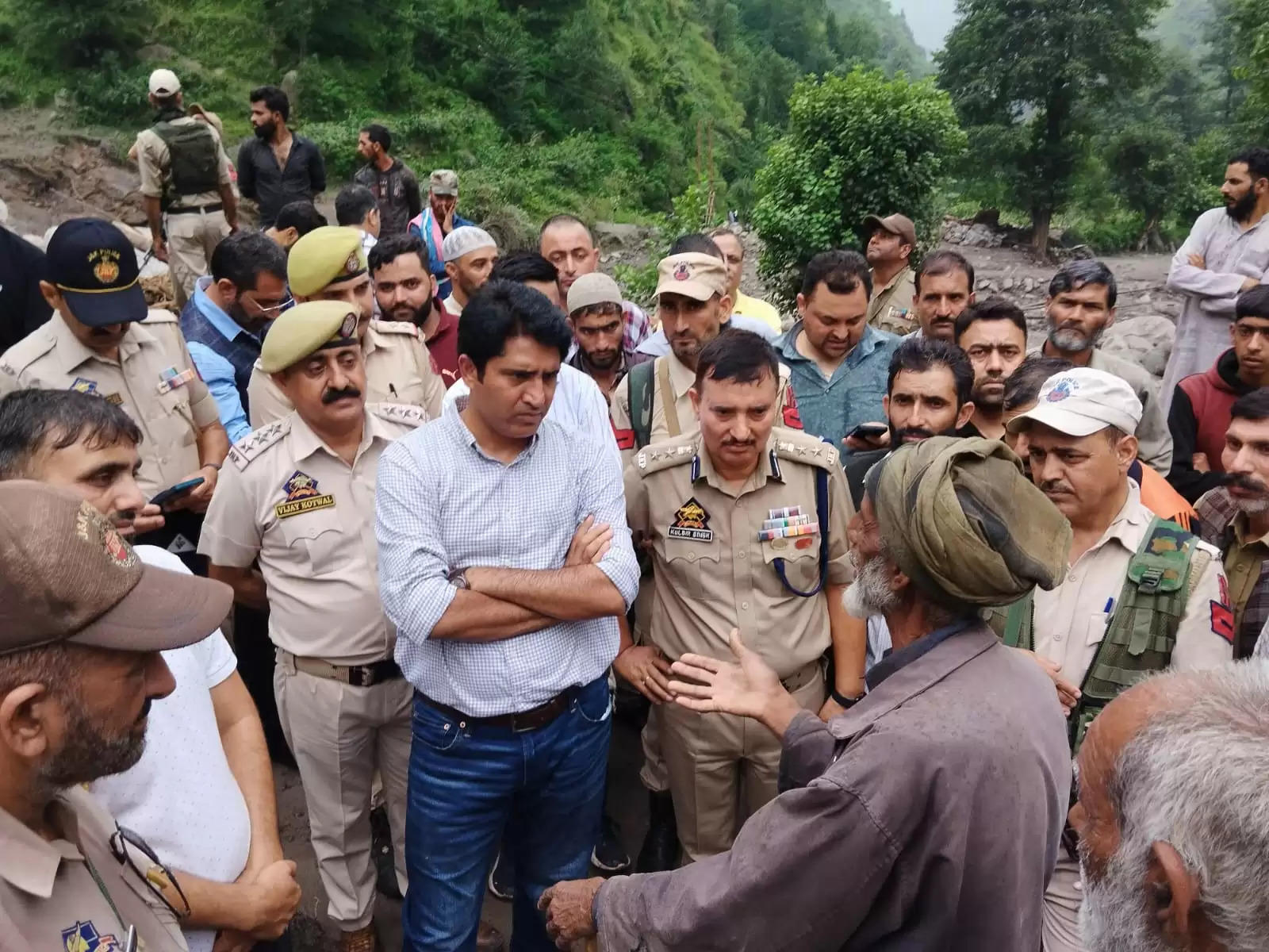 उपायुक्त ने बादल फटने से प्रभावित राजगढ़ में बचाव और राहत कार्यों की मौके पर समीक्षा की