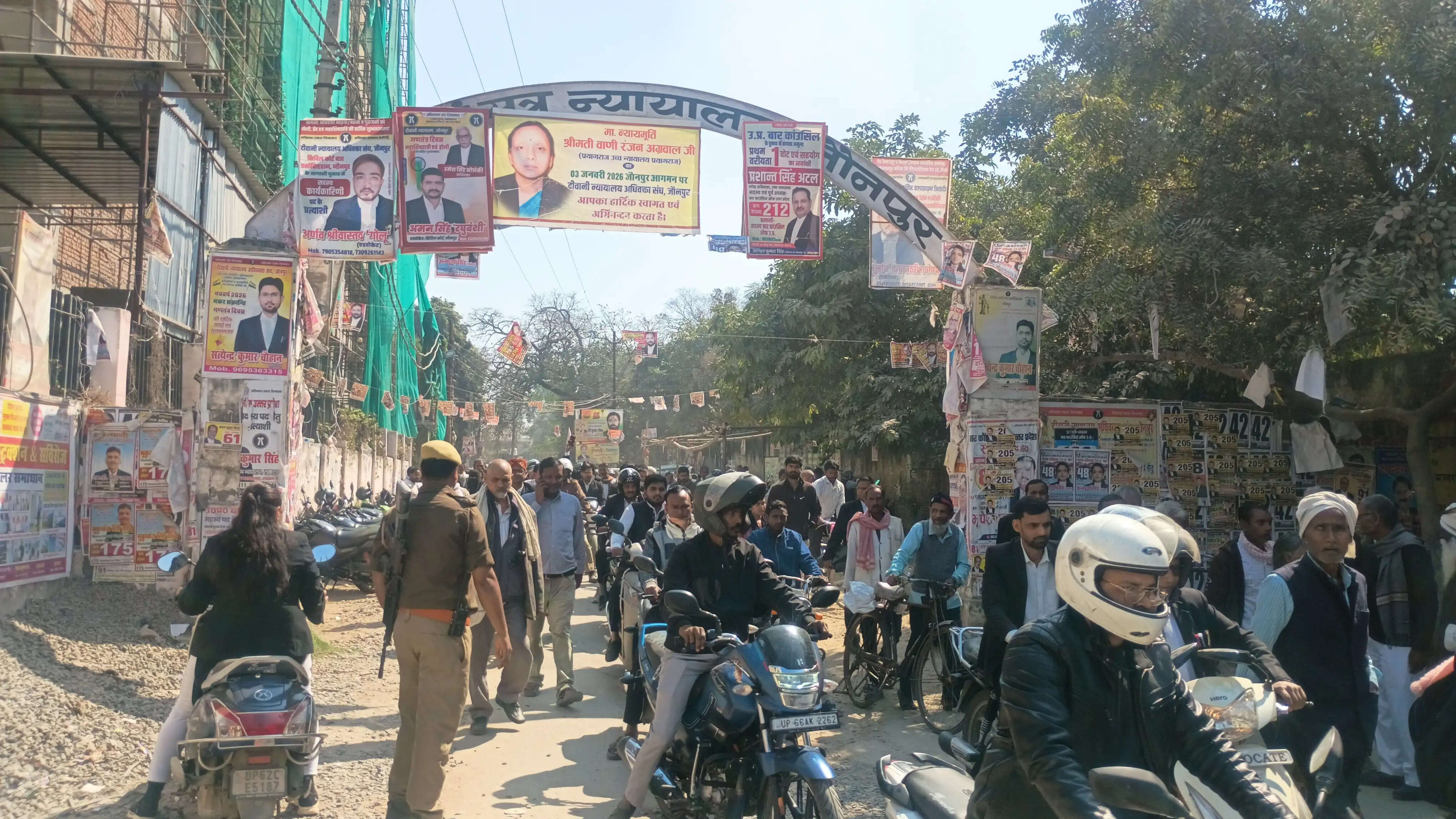 हथकड़ी में अधिवक्ता को कोर्ट लाने पर बार ने जताई नाराजगी; कार्रवाई के आश्वासन पर मामला शांत