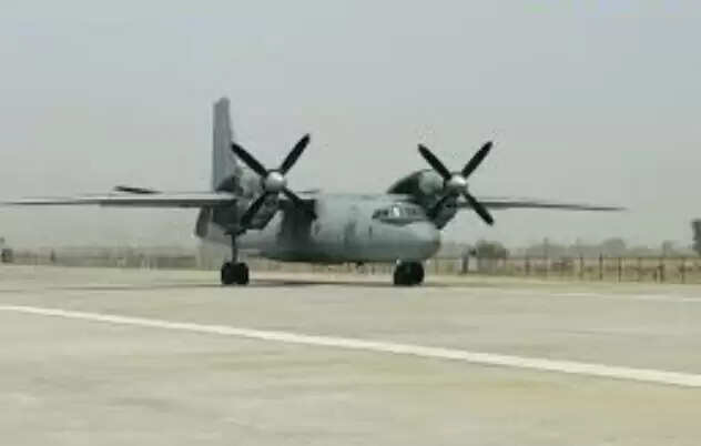 गंगा एक्सप्रेस-वे की हवाई पट्टी पर लड़ाकू विमानों के फास्ट टेक ऑफ और लैंडिंग का अभ्यास