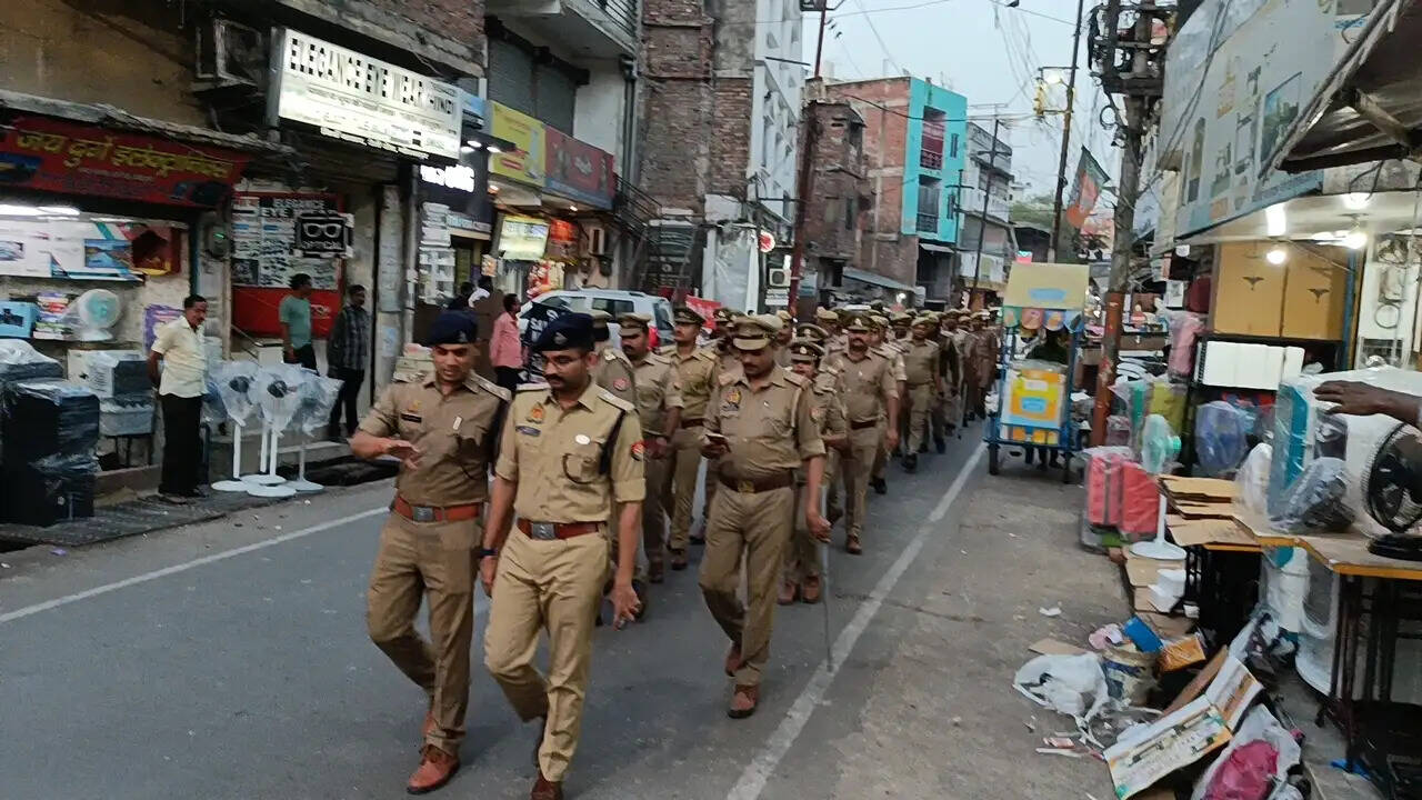 रमज़ान और त्योहारों के मद्देनज़र गोरखपुर में पुलिस का फ्लैग मार्च