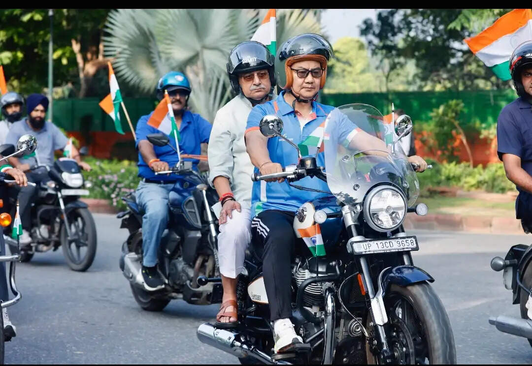 उपराष्ट्रपति ने सांसदों के साथ विशेष बाइक रैली को दिखाई झंडी