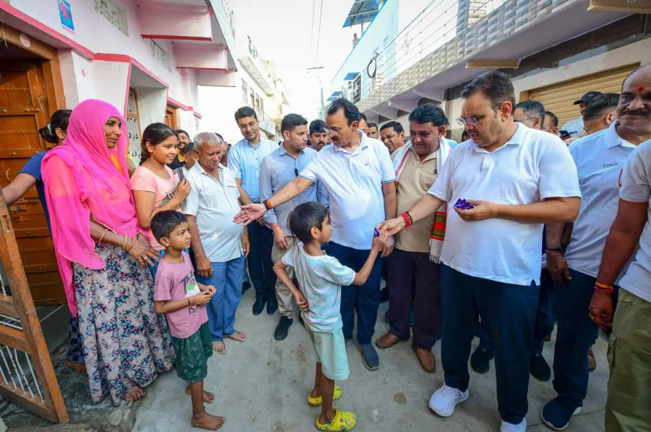107 वर्षीय बुजुर्ग के आशीर्वाद से दिन की शुरुआत, बच्चों को बांटी चॉकलेट