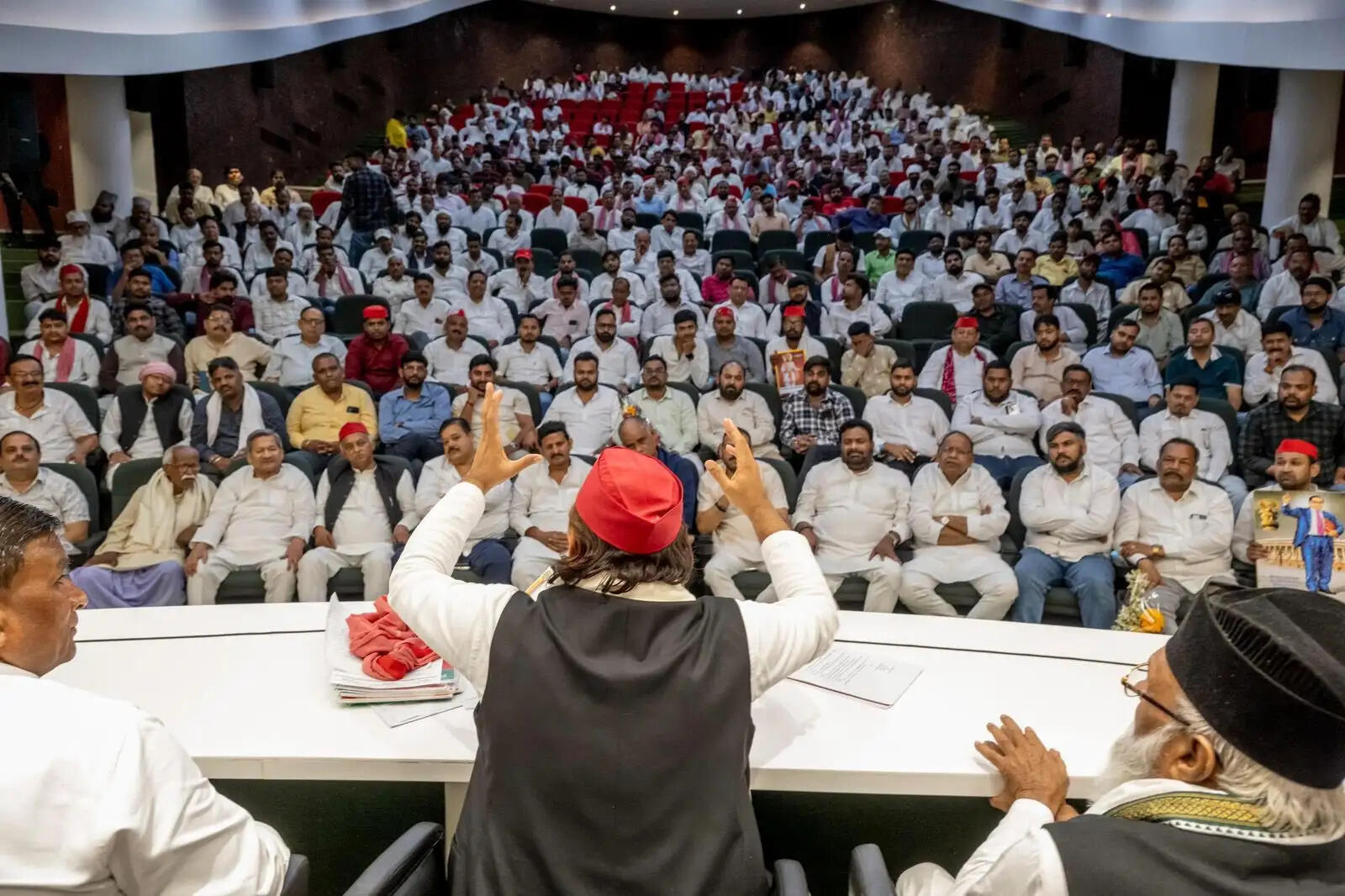 भाजपा सरकार में व्यापारी हो रहा तबाह : अखिलेश यादव