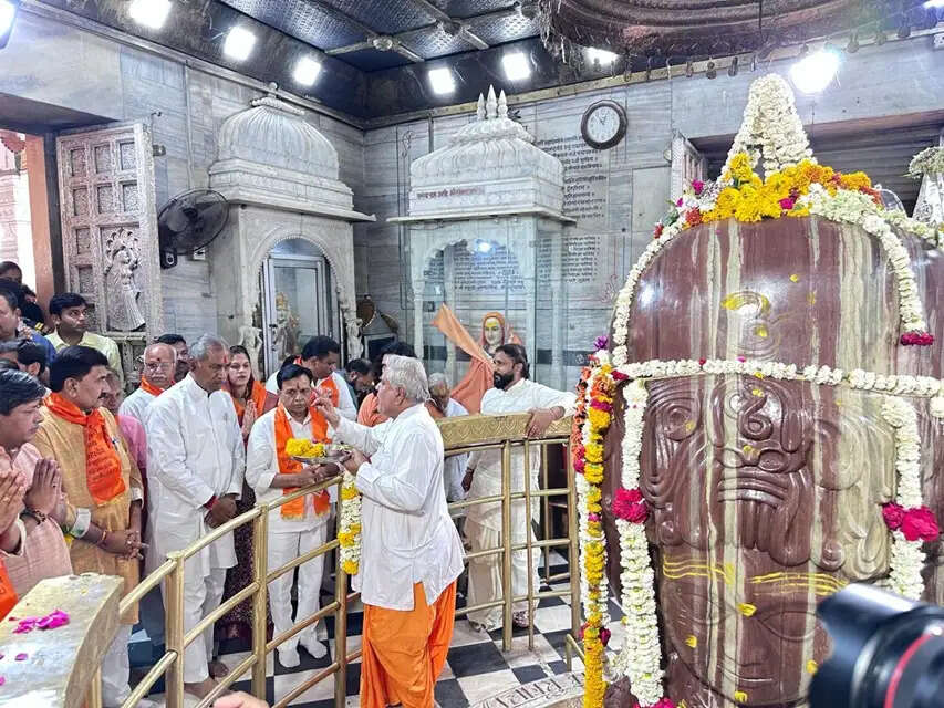 उप मुख्यमंत्री देवड़ा ने मंदसौर के पशुपतिनाथ मंदिर में सूर्य उपासना कर ब्रह्मध्वज किया स्थापित