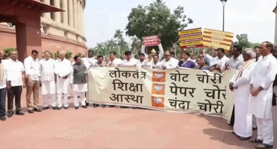 मकर द्वार पर विपक्ष का प्रदर्शन, 20 जुलाई की घटना पर गृहमंत्री से जवाबदेही की मांग