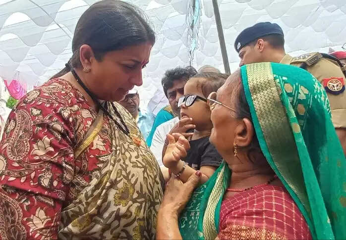 स्मृति ईरानी 10 दिन में तीसरी बार पहुंचीं अमेठी