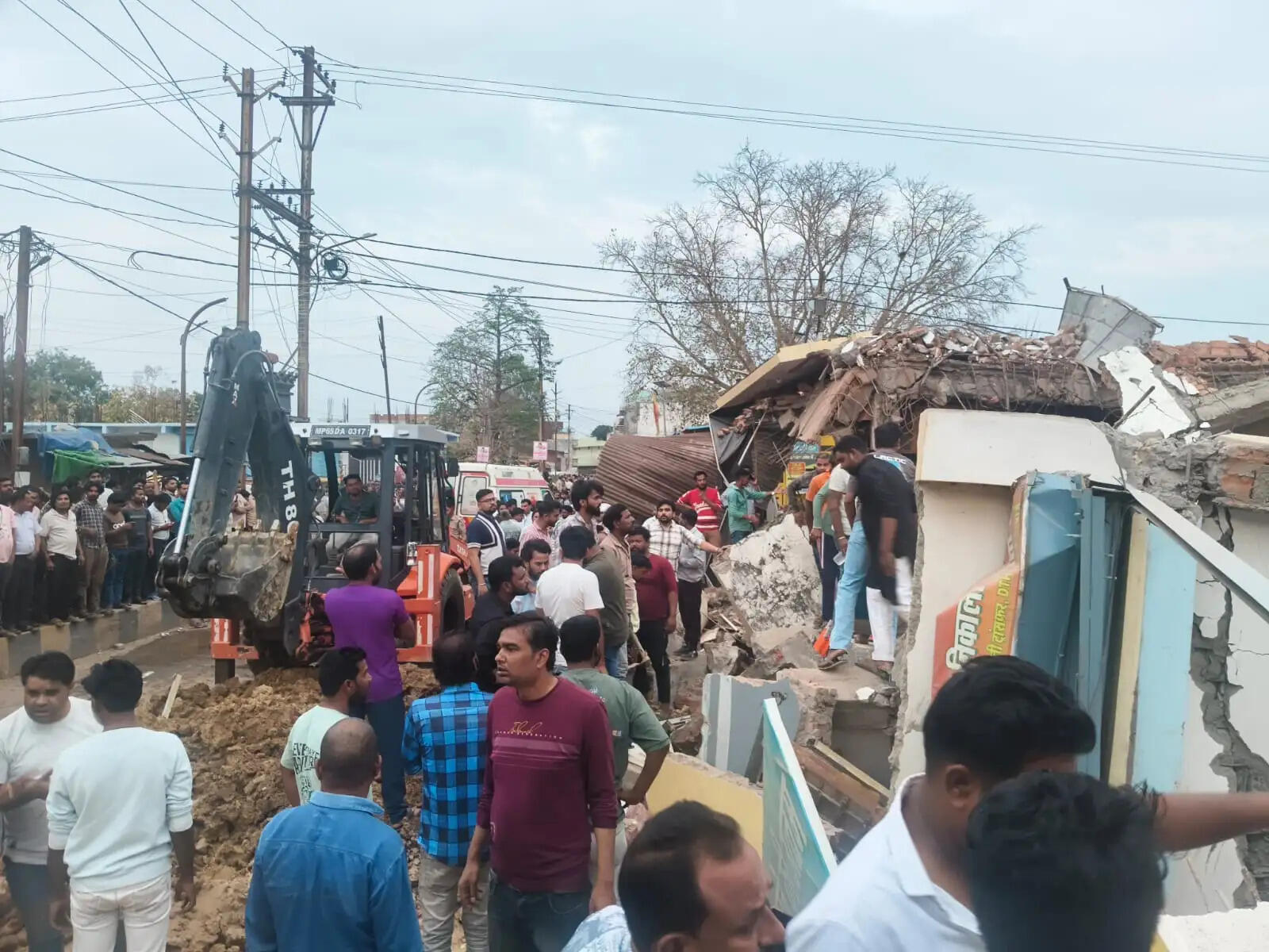 (अपडेट) अनूपपुर: 4 मंजिला लॉज गिरी, एक व्यक्ति की मौत, 7-8 लोगों के फंसे होने की आशंका