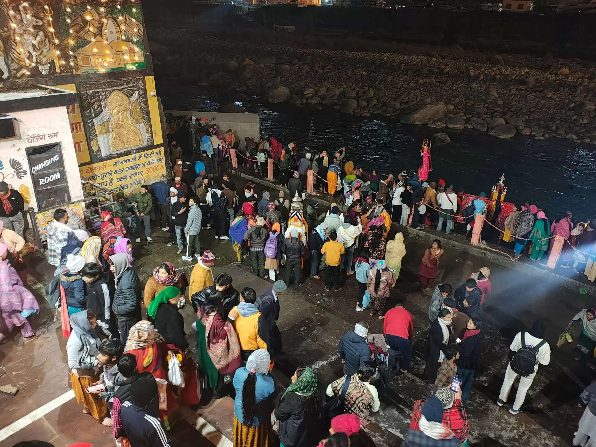 देव डोलियों के साथ मकर संक्रांति पर उत्तरकाशी में गंगा स्नान, भक्तिमय हुआ माहौल