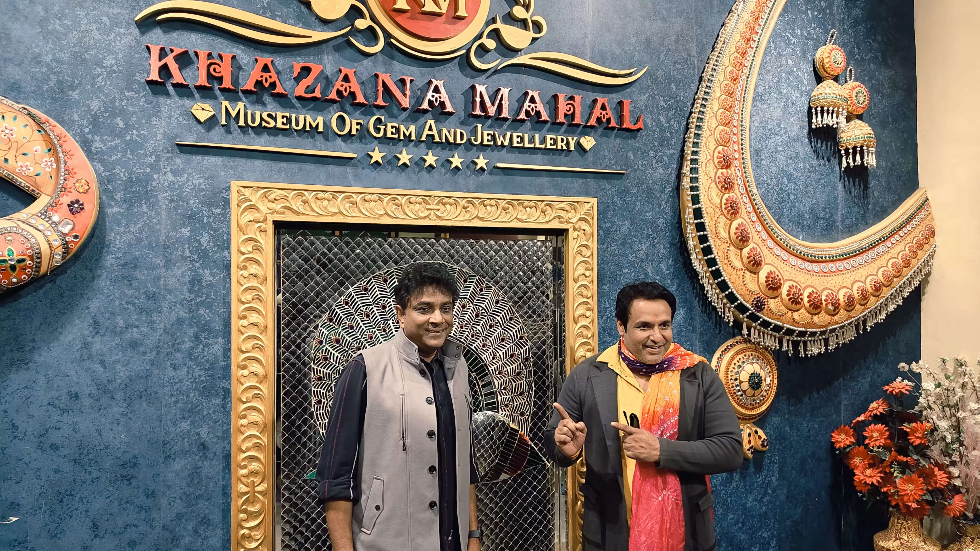 भोजपुरी अभिनेता विनय आनंद ने किया खजाना महल म्यूजियम विजिट