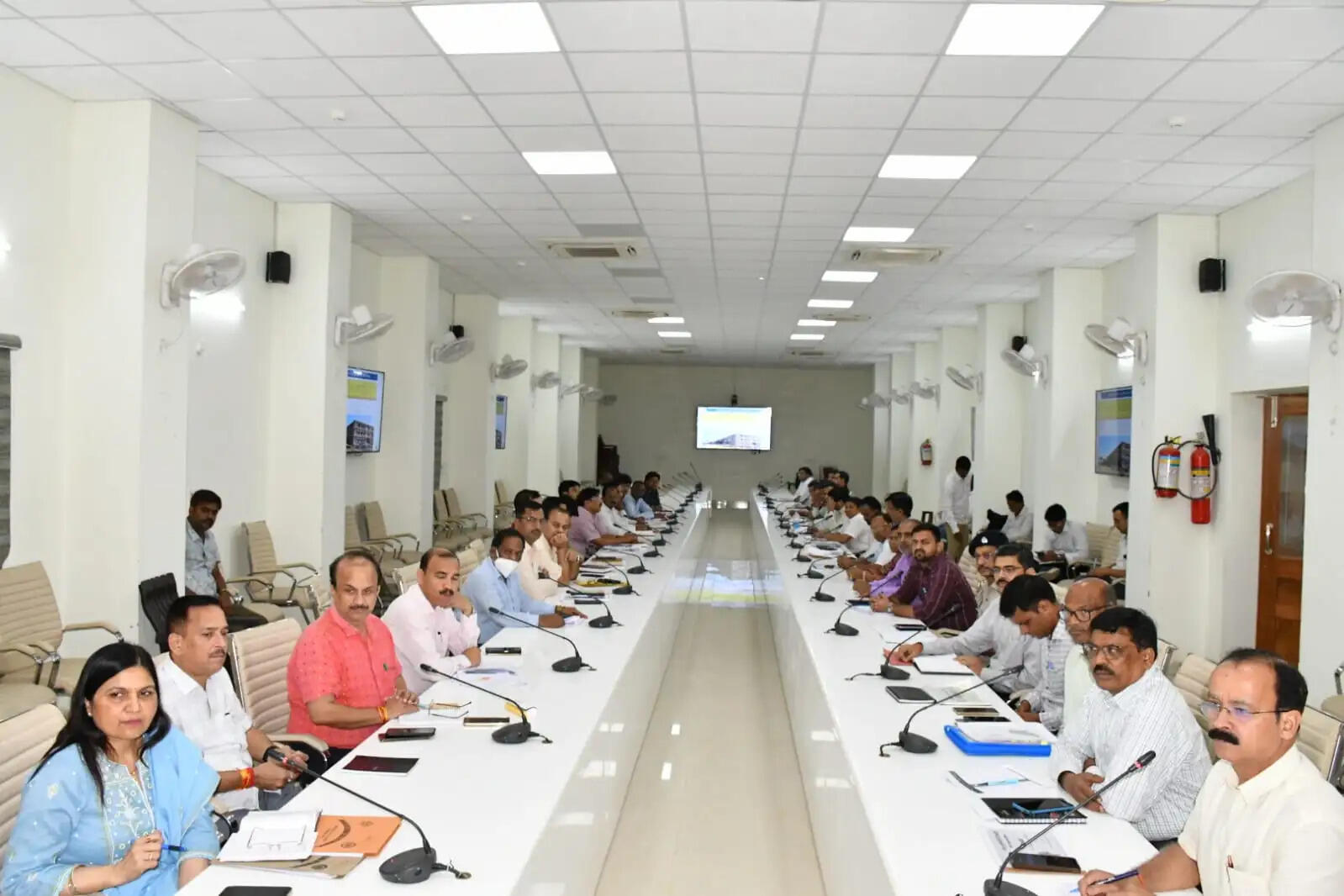 निर्माण कार्यों में लापरवाही पर डीएम सख्त, दो ठेकेदारों पर एफआईआर के निर्देश
