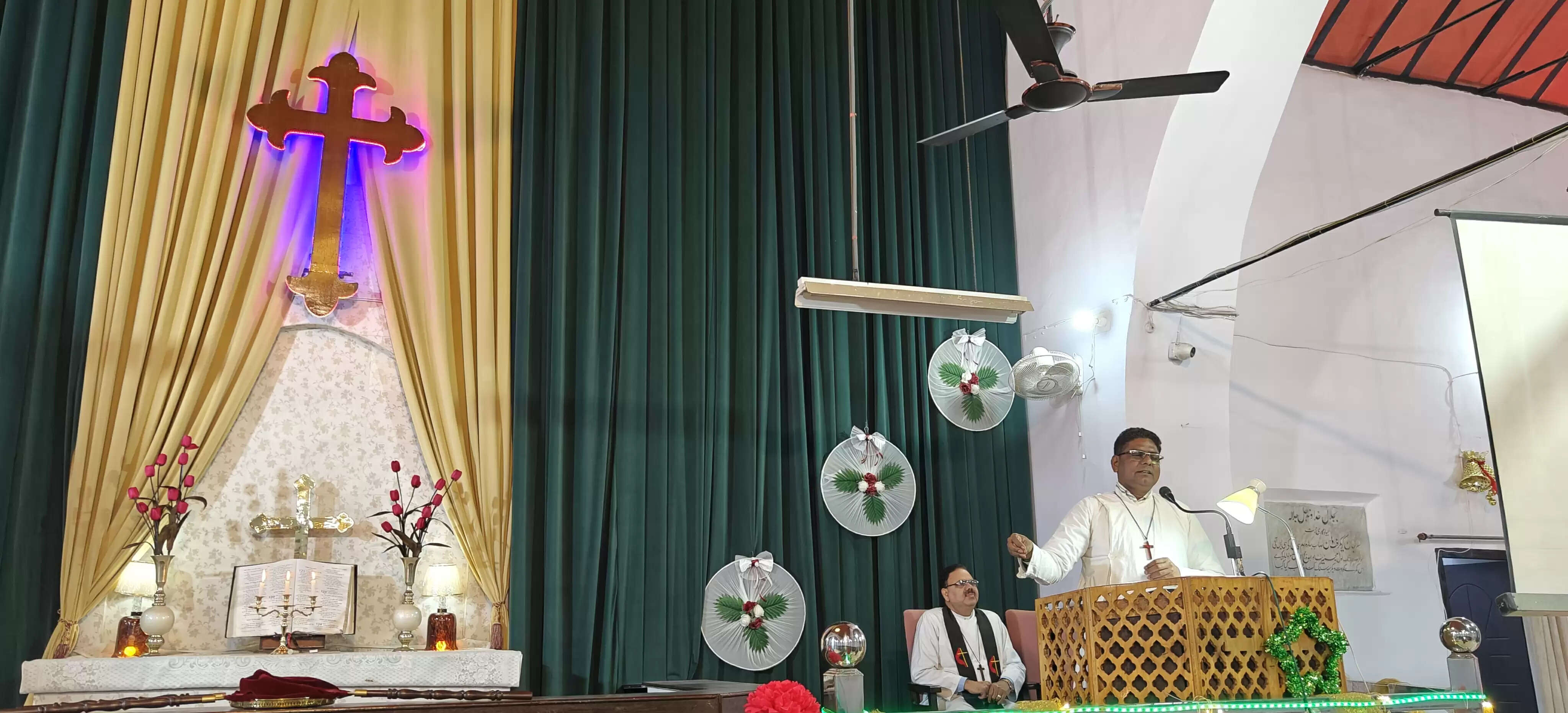 मुरादाबाद : हर्षोल्लास के साथ मनाया जा रहा क्रिसमस,&nbsp;प्रार्थना सभा में उमड़ा मसीही समाज