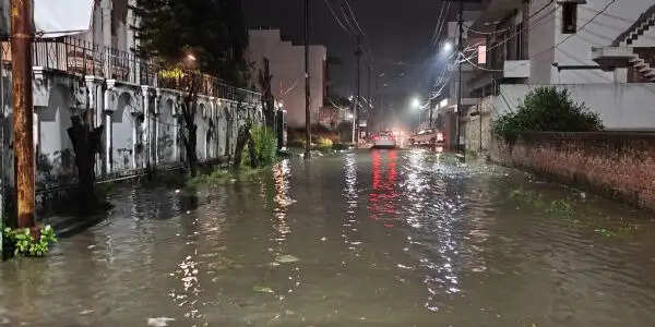 मुरादाबाद : तीन घंटे की मूसलाधार बारिश से पीतलनगरी पानी से लबालब