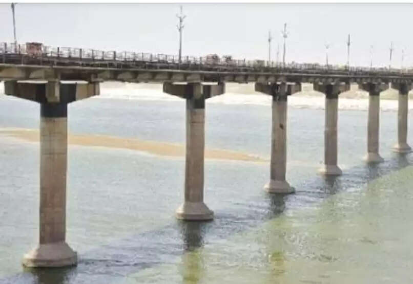 गंगा में अधेड़ ने लगाई छलांग, तलाश में जुटी एसडीआरएफ