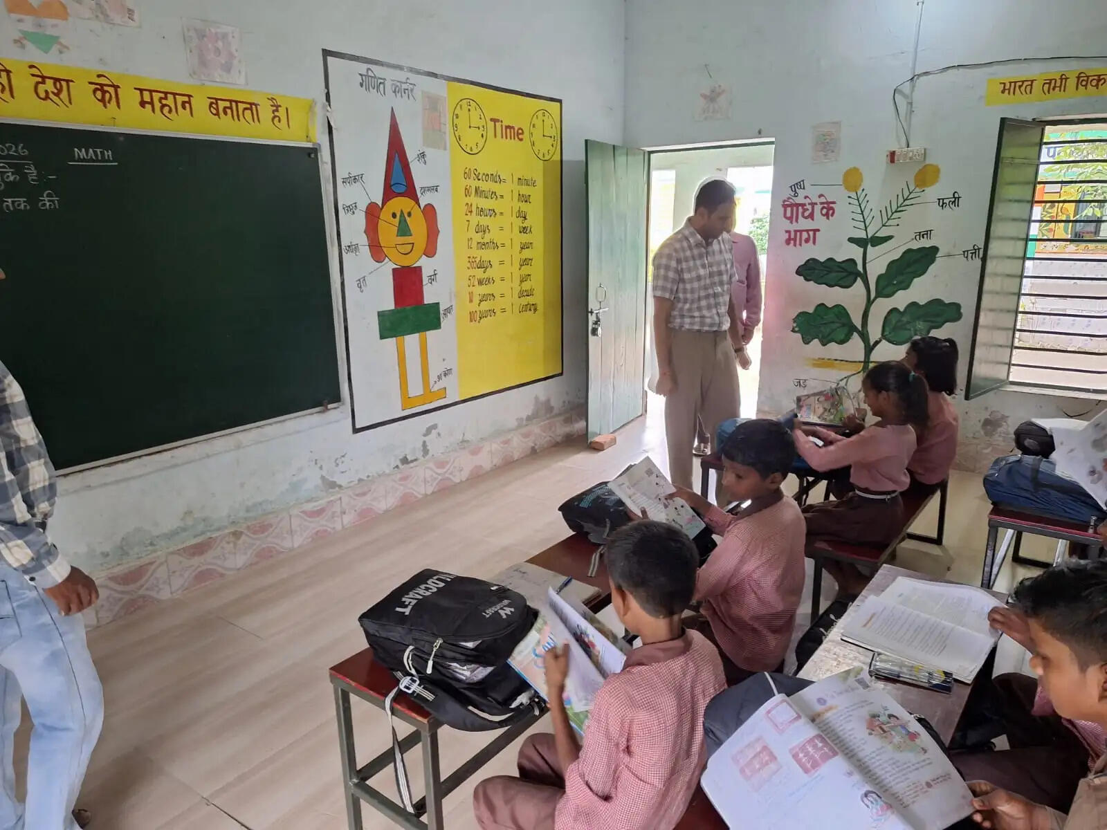 देवरिया डीएम ने प्राथमिक विद्यालयों का किया औचक निरीक्षण