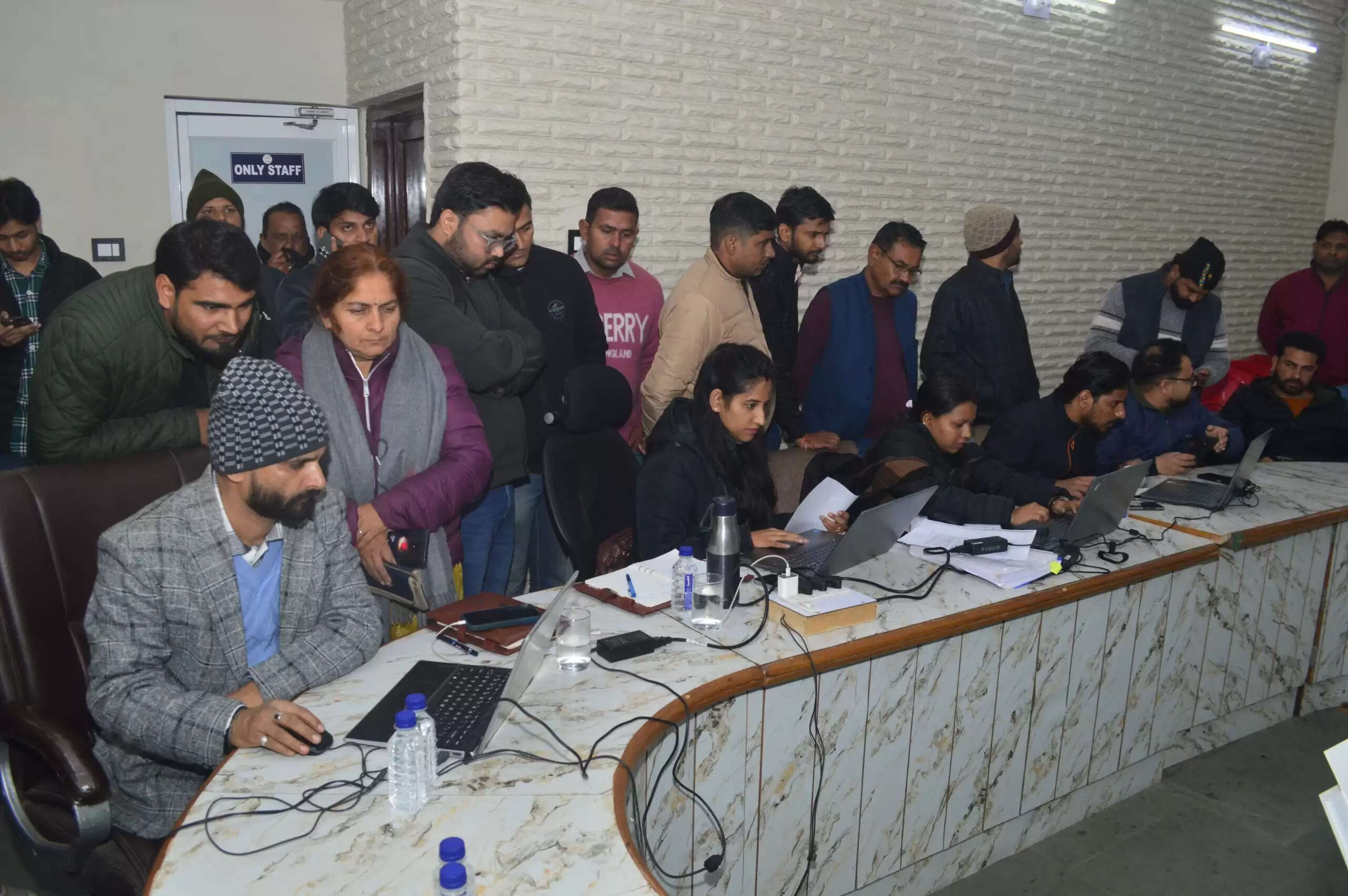 एक और लगा सुशासन शिविर तो दूसरी ओर चला बुलडोजर