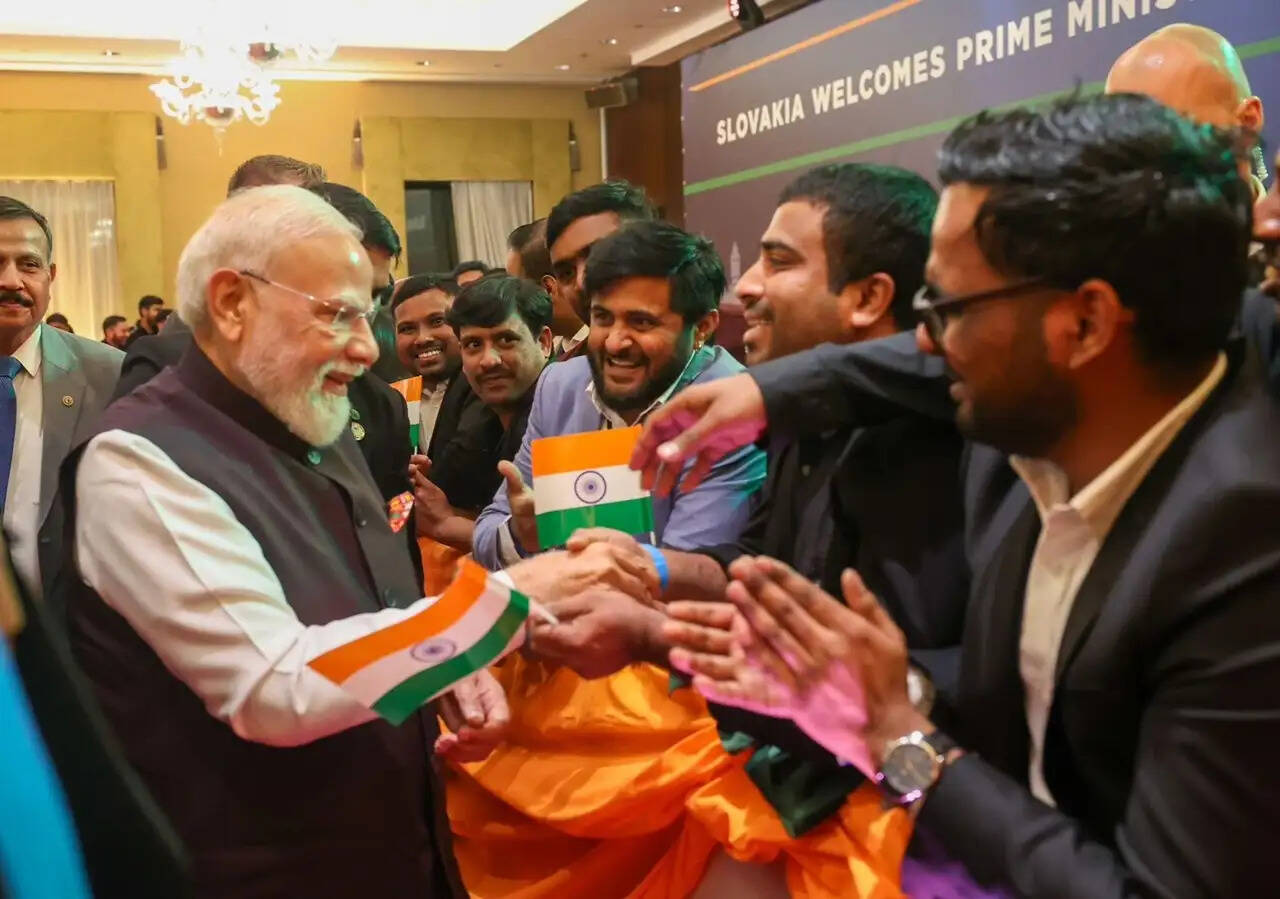 प्रधानमंत्री मोदी ने स्लोवाकिया में स्वागत की अनोखी परंपरा को सराहा