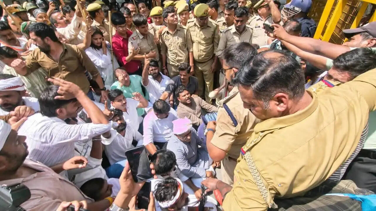 विपक्ष का विरोध : लखनऊ समेत प्रदेश के कई शहरों में प्रदर्शन, हिरासत में लिए गए सपा—कांग्रेस कार्यकर्ता