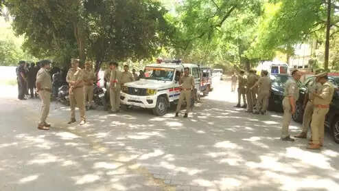 इविवि : केपीयूसी छात्रावास में रेड, 57 कक्ष अवैध कब्जे से मुक्त कर तालाबंदी