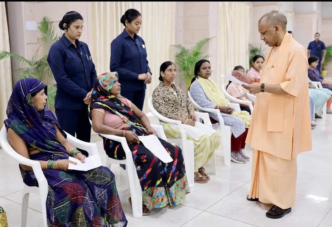 मुख्यमंत्री योगी ने जनता दर्शन में सुनीं समस्याएं