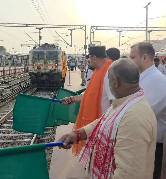 वाराणसी कैंट रेलवे स्टेशन पर विधायक ने हरी झंडी दिखाकर ट्रेन को किया रवाना