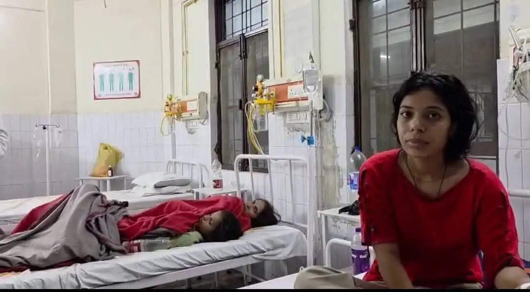 मैगी और तरबूज खाने से 11 लोग बीमार, 8 जिला अस्पताल में भर्ती