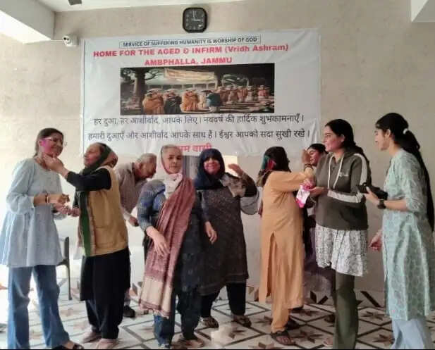 अम्फल्ला स्थित वृद्ध आश्रम में रंगों के पर्व की उमंग, प्रेम, सद्भाव और अपनत्व के रंगों से सराबोर हुए निवासी