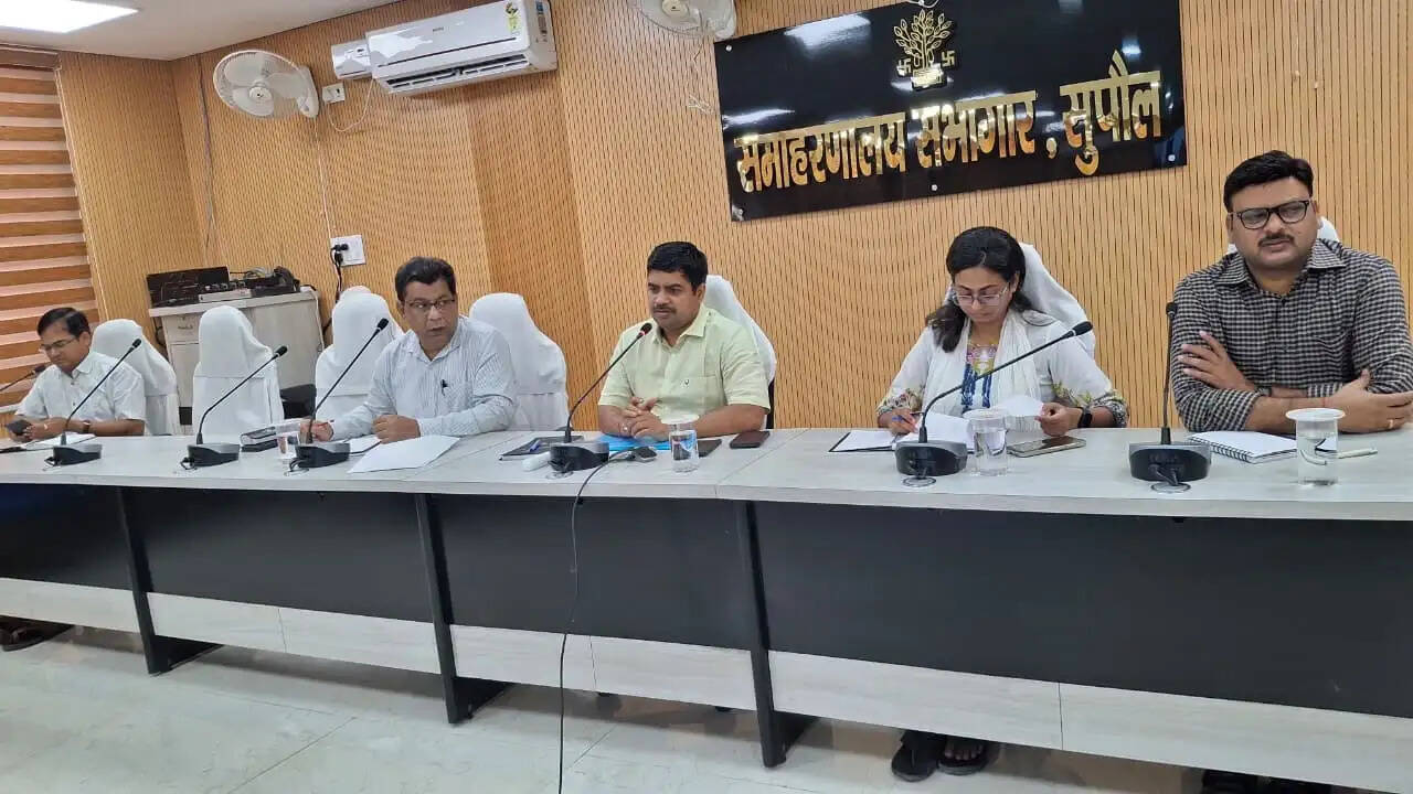 जिले में बाढ़ पूर्व तैयारी की जिलाधिकारी ने की समीक्षा