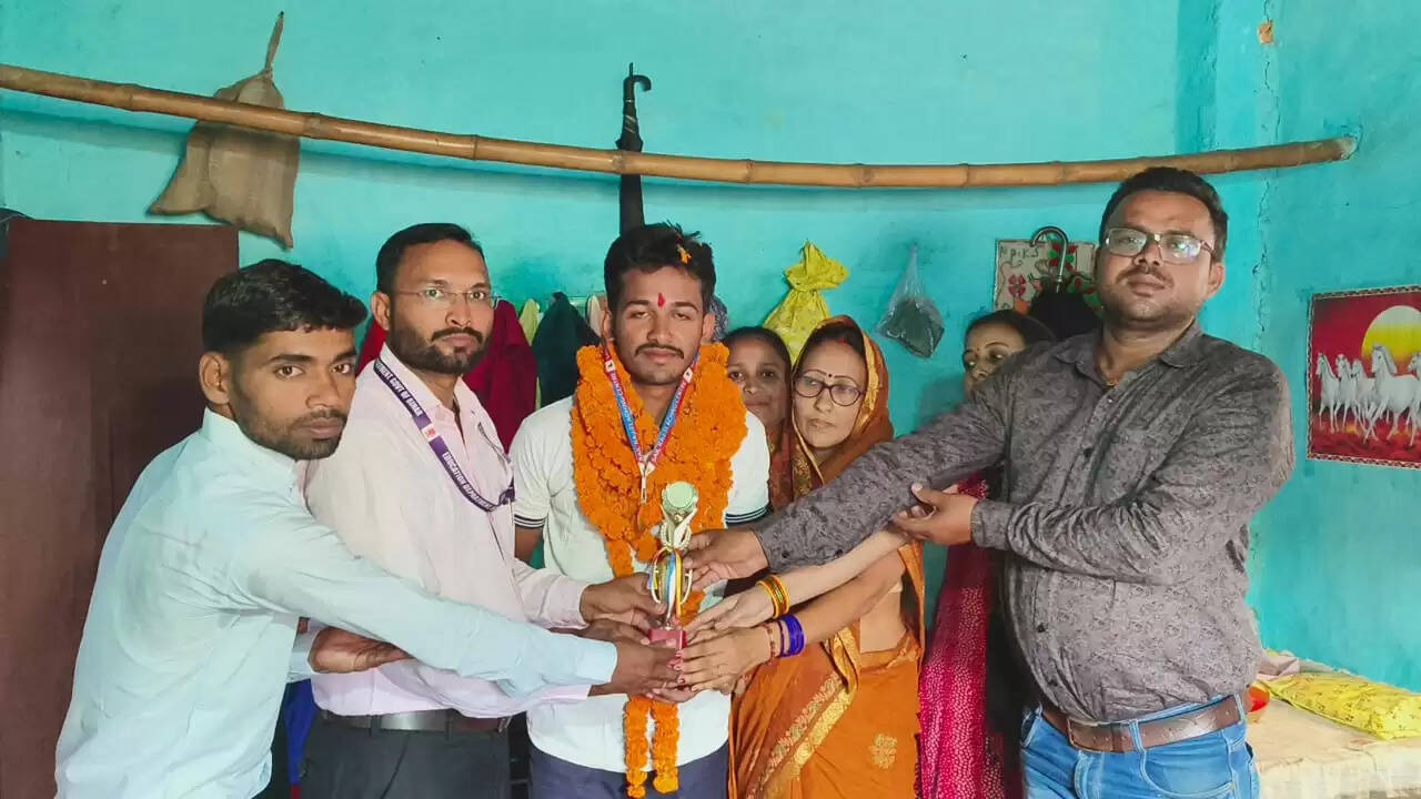 मजदूर के बेटे ने नीट परीक्षा में मारी बाजी