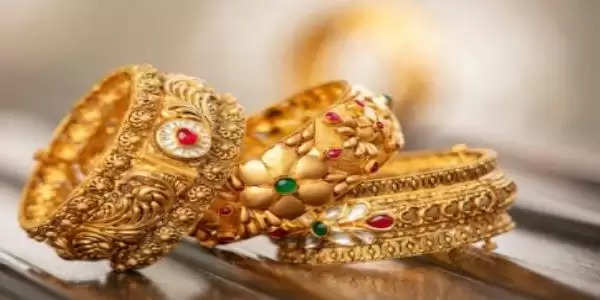 Even on the day of Karva Chauth, gold became expensive, there was no change in the price of silver.