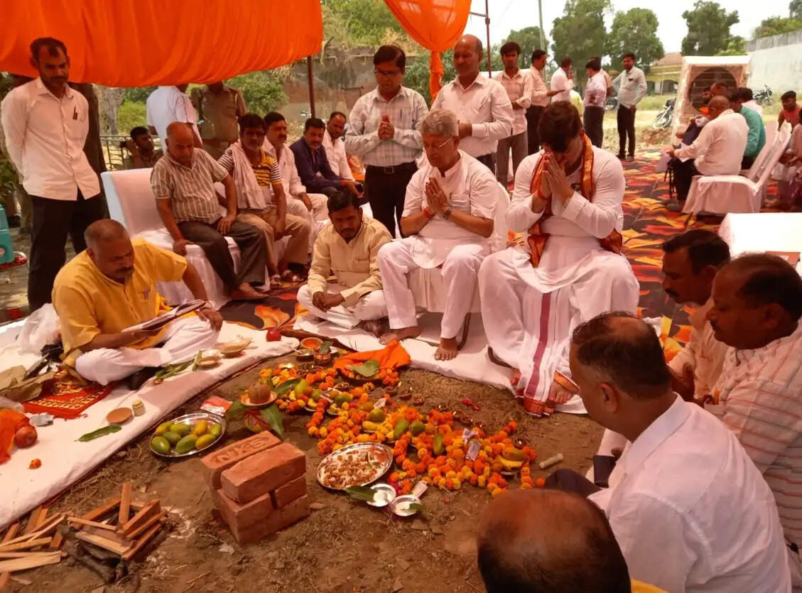 अयोध्या में 4.92 करोड़ की लागत से बनेगा आधुनिक इंडोर मिनी स्टेडियम, विधायक व महापौर ने किया भूमिपूजन