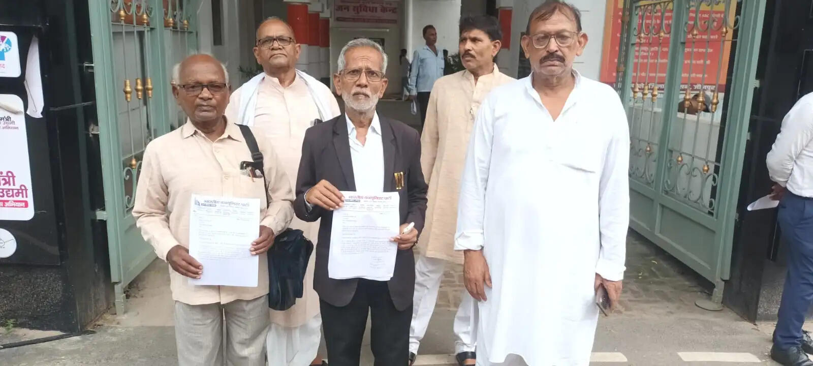 बामपंथी नेताओं ने जिलाधिकारी को ज्ञापन सौंपा, लगाया निजी दस्तावेज मांगने का आरोप