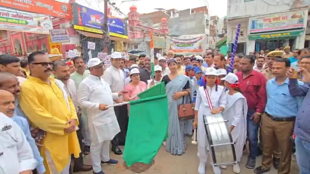 स्कूल चलो अभियान की रैली को राज्यमंत्री गिरीश चंद्र यादव व डीएम ने दिखाई हरी झंडी, शत-प्रतिशत नामांकन का लिया संकल्प