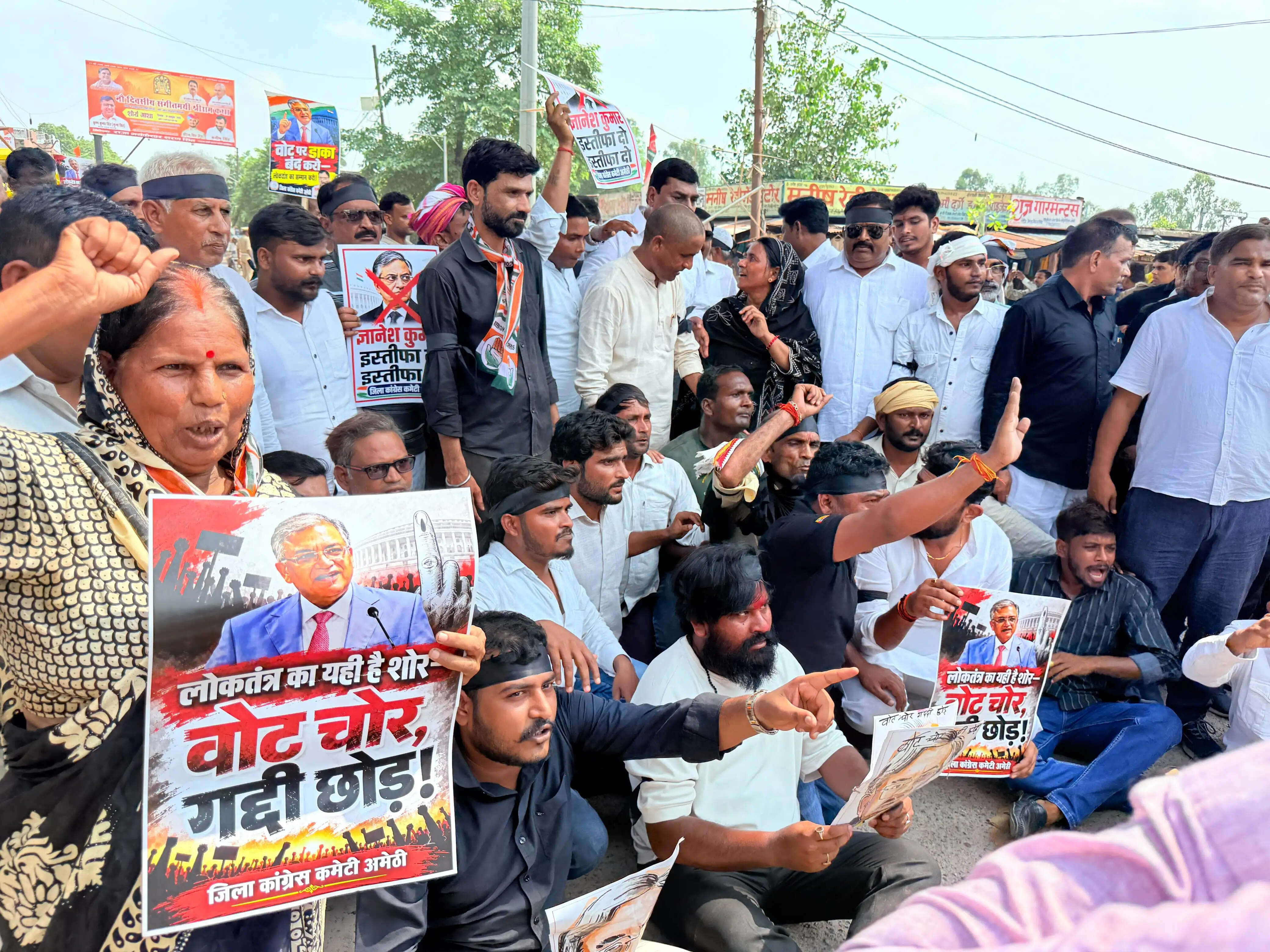 अमेठी में कांग्रेसियों ने मुख्य चुनाव आयुक्त के त्यागपत्र को लेकर किया प्रदर्शन