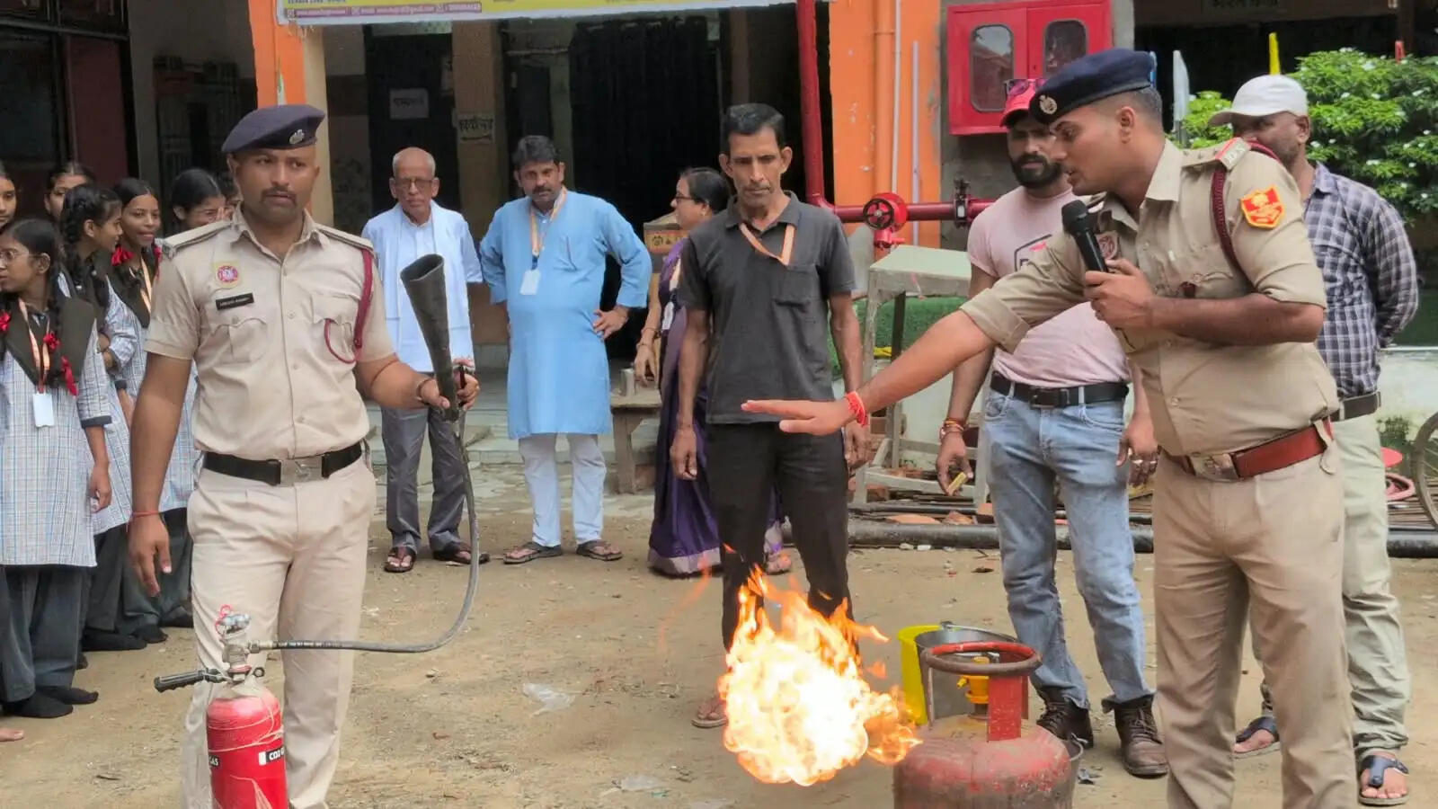 छपरा में सरस्वती शिशु विद्या मंदिर के छात्रों ने सीखे आग पर काबू पाने और बचाव के तरीके