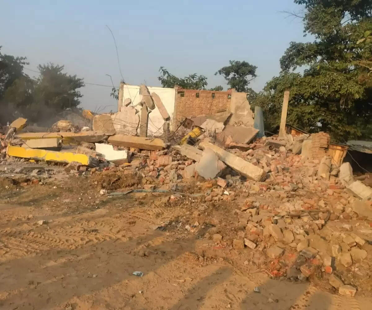 सरकारी जमीन पर कब्जा कर बनी चार अवैध दुकानें ध्वस्त, बुलडोजर कार्रवाई से एक करोड़ की भूमि कब्जा मुक्त