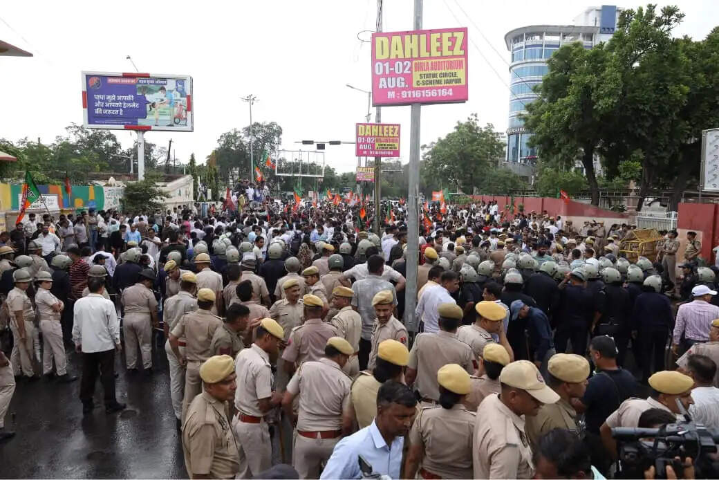 जयपुर में हाई-वोल्टेज प्रदर्शन: कांग्रेस कार्यालय घेरने निकली भाजपा पर पुलिस ने चलाई वाटर कैनन