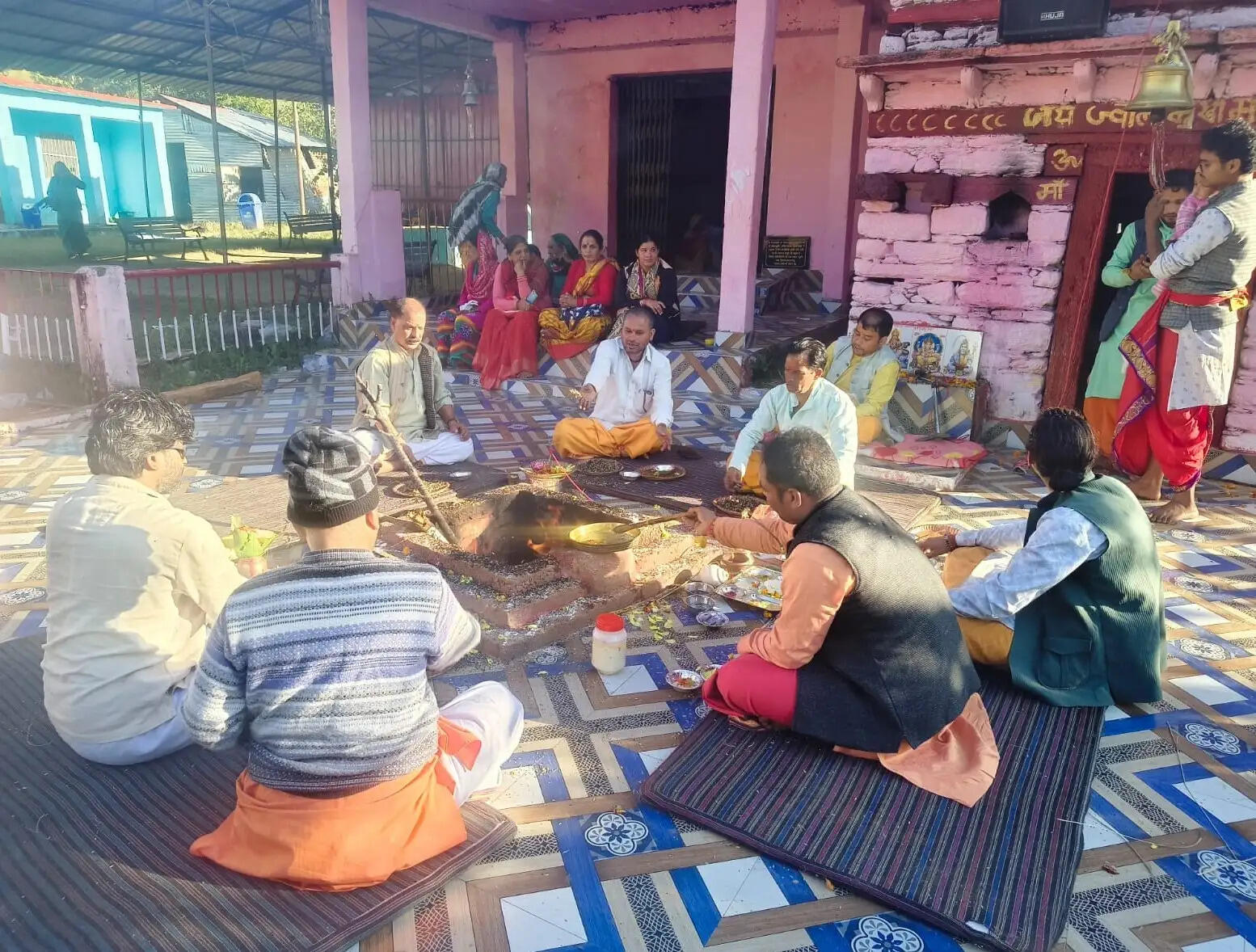 नवरात्र की महानवमी पर देवी मां की विशेष स्तुति की, कन्याओं को जिमाया
