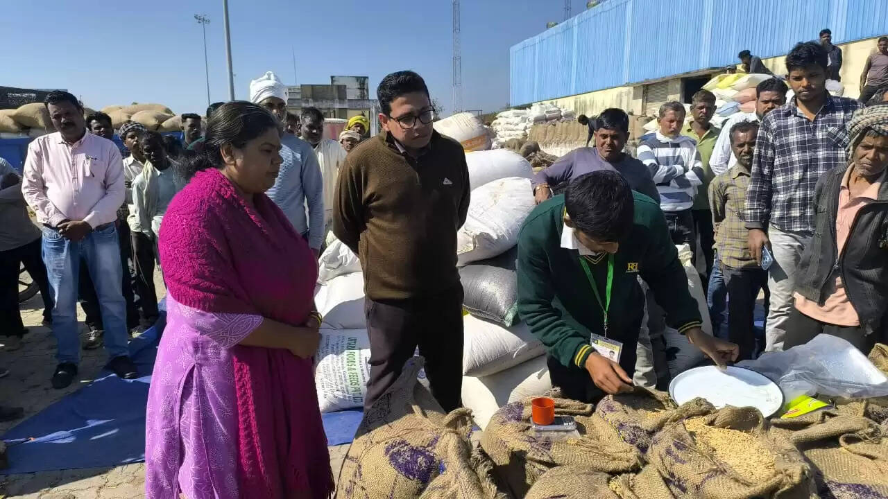 अनूपपुर: संभागायुक्त एवं कलेक्टर ने धनगवां में जल जीवन मिशन के अंतर्गत नल जल प्रदाय योजना का किया निरीक्षण