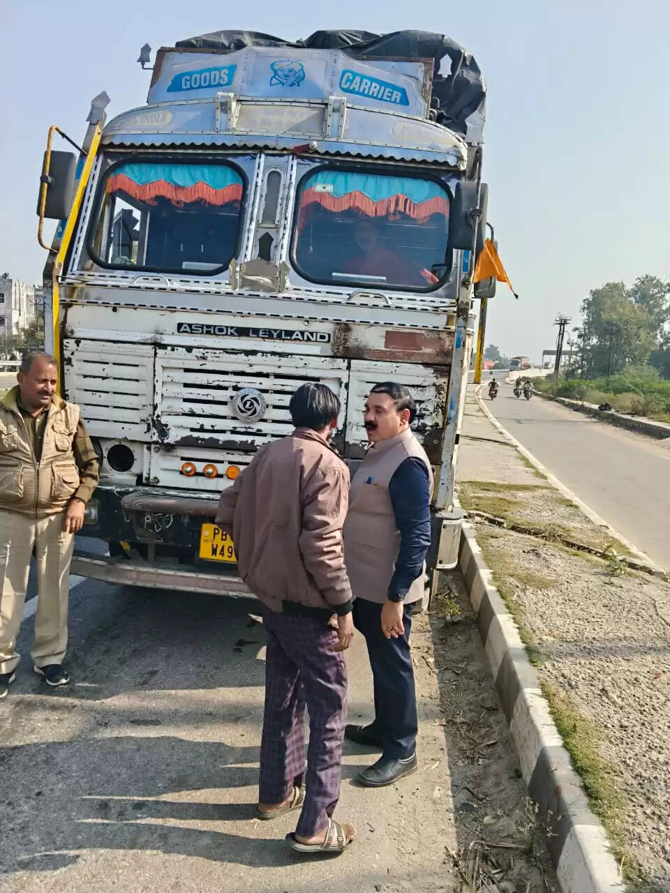 सीतापुर में रेट्रो रिफ्लेक्टिव टेप पर प्रशासन सख्त ,28 ट्रकों के काटे गए चालान