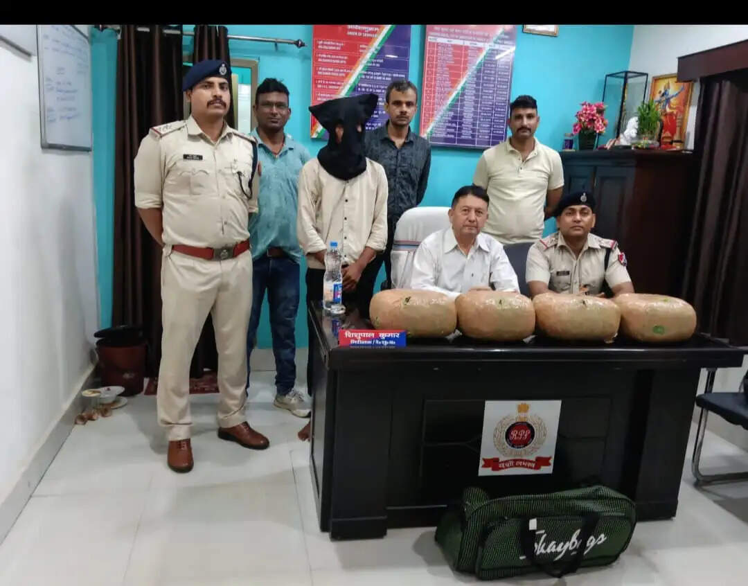 रांची रेलवे स्टेशन से 12 किलो गांजा के साथ एक तस्कर गिरफ्तार