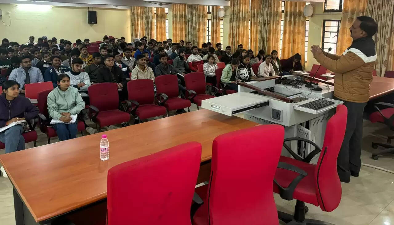 शैक्षणिक अभिमुखीकरण के साथ आधुनिक एवं सतत कृषि पद्धतियों से रुबरु हुए छात्र