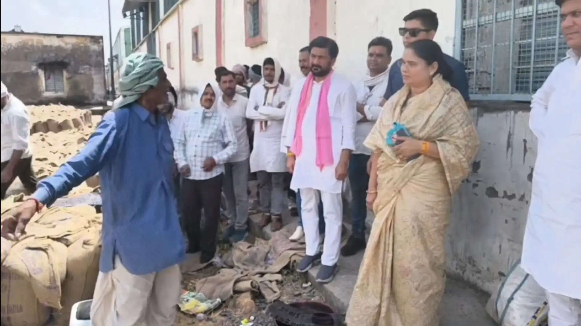 सागरः विधायक निर्मला सप्रे ने किया बिहरना वेयरहाउस का औचक निरीक्षण: किसानों से संवाद कर व्यवस्थाओं का लिया जायजा