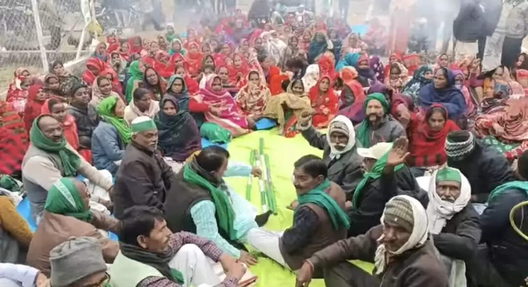 किसान पंचायत में अफसरों के न पहुंचने पर हंगामा, तहसील के सभी द्वार बंद