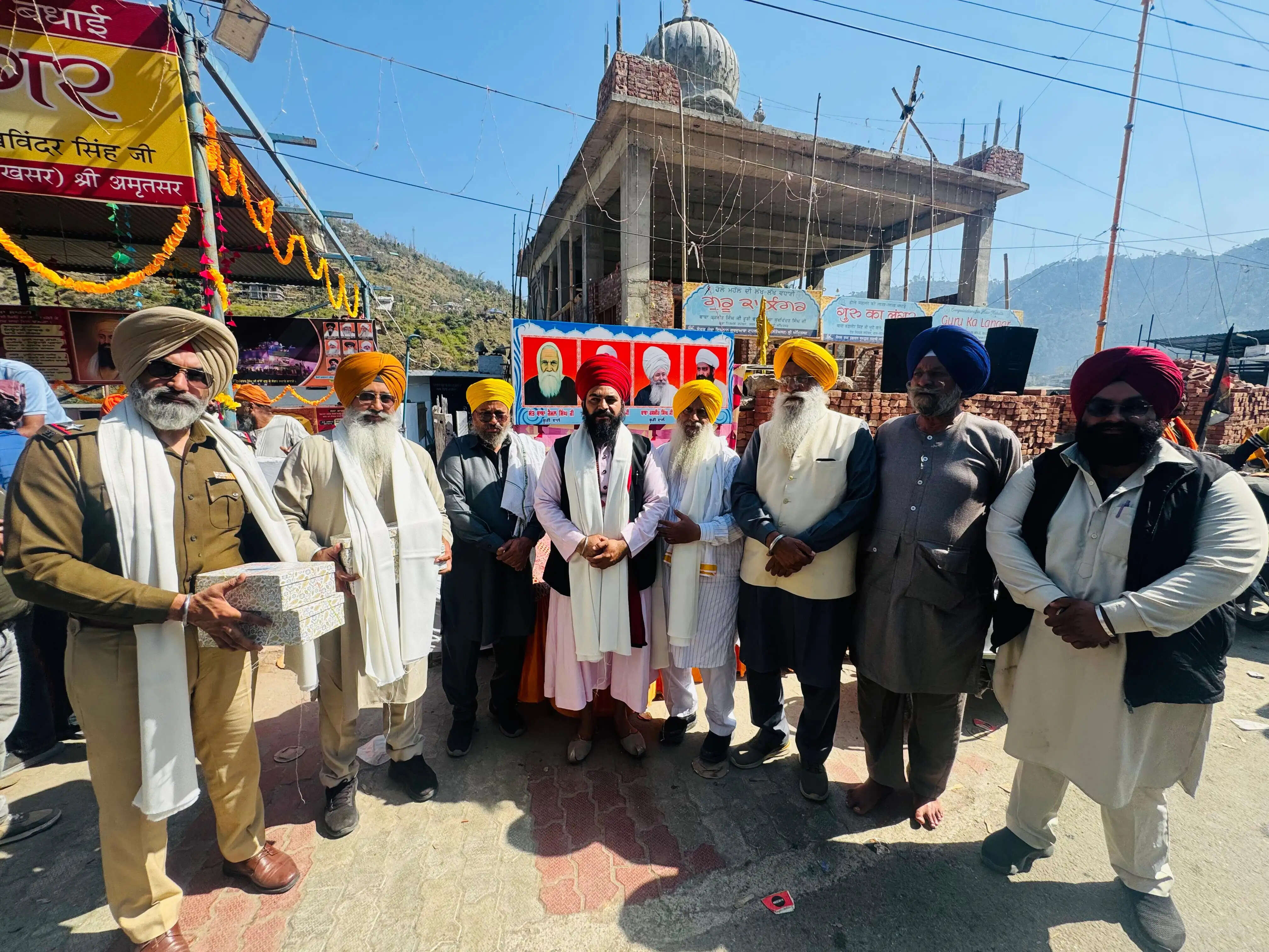 अमृतसर के सेवादारों ने गुरुद्वारा सिंह सभा पंडोह में लगाया अटूट लंगर, दूसरे दिन उमड़ी संगत