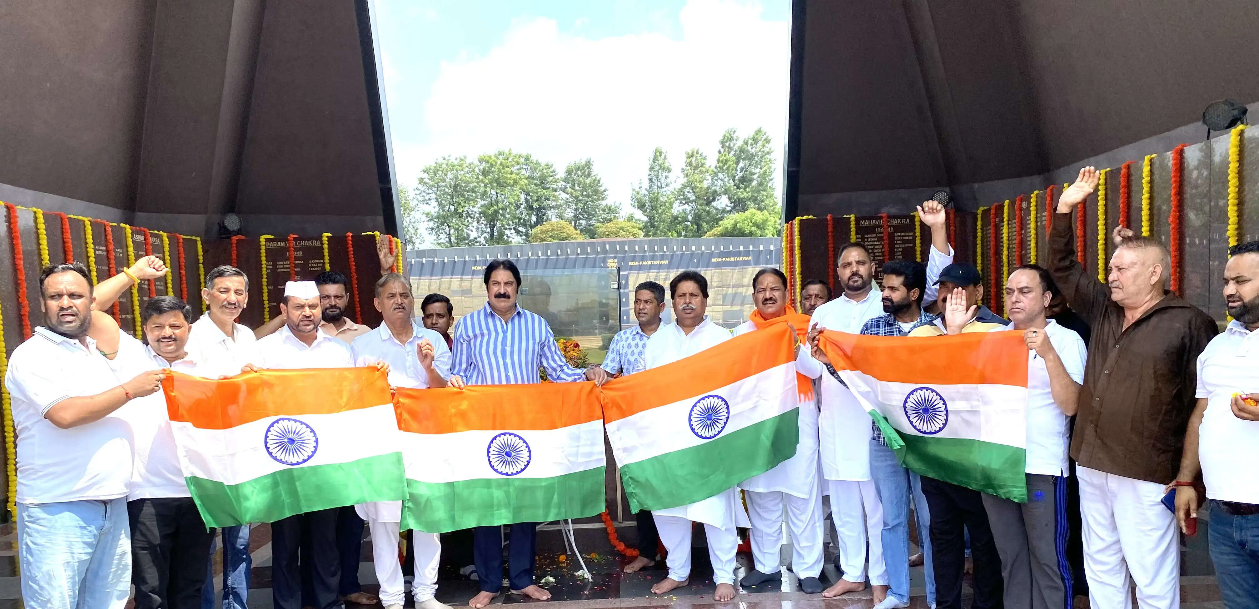 कारगिल विजय दिवस पर कांग्रेस ने बलिदान स्तंभ पर शहीदों को दी श्रद्धांजलि