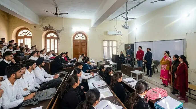 जीजीएम साइंस कॉलेज में सड़क सुरक्षा जागरूकता अभियान आयोजित