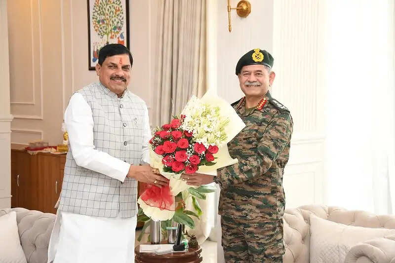 मुख्यमंत्री डॉ. यादव से थल सेना प्रमुख जनरल उपेंद्र द्विवेदी ने की सौजन्य भेंट