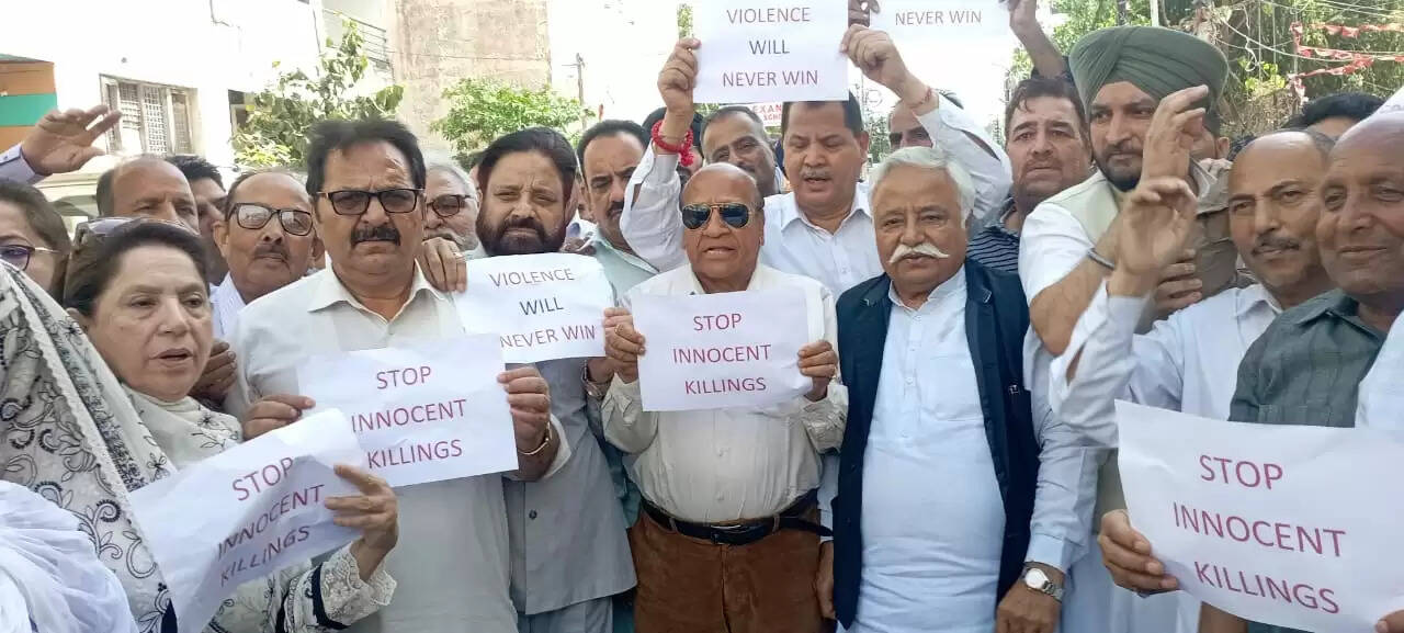 पहलगाम में पर्यटकों पर हुए आतंकी हमले के खिलाफ एनसी ने कड़ा विरोध प्रदर्शन किया