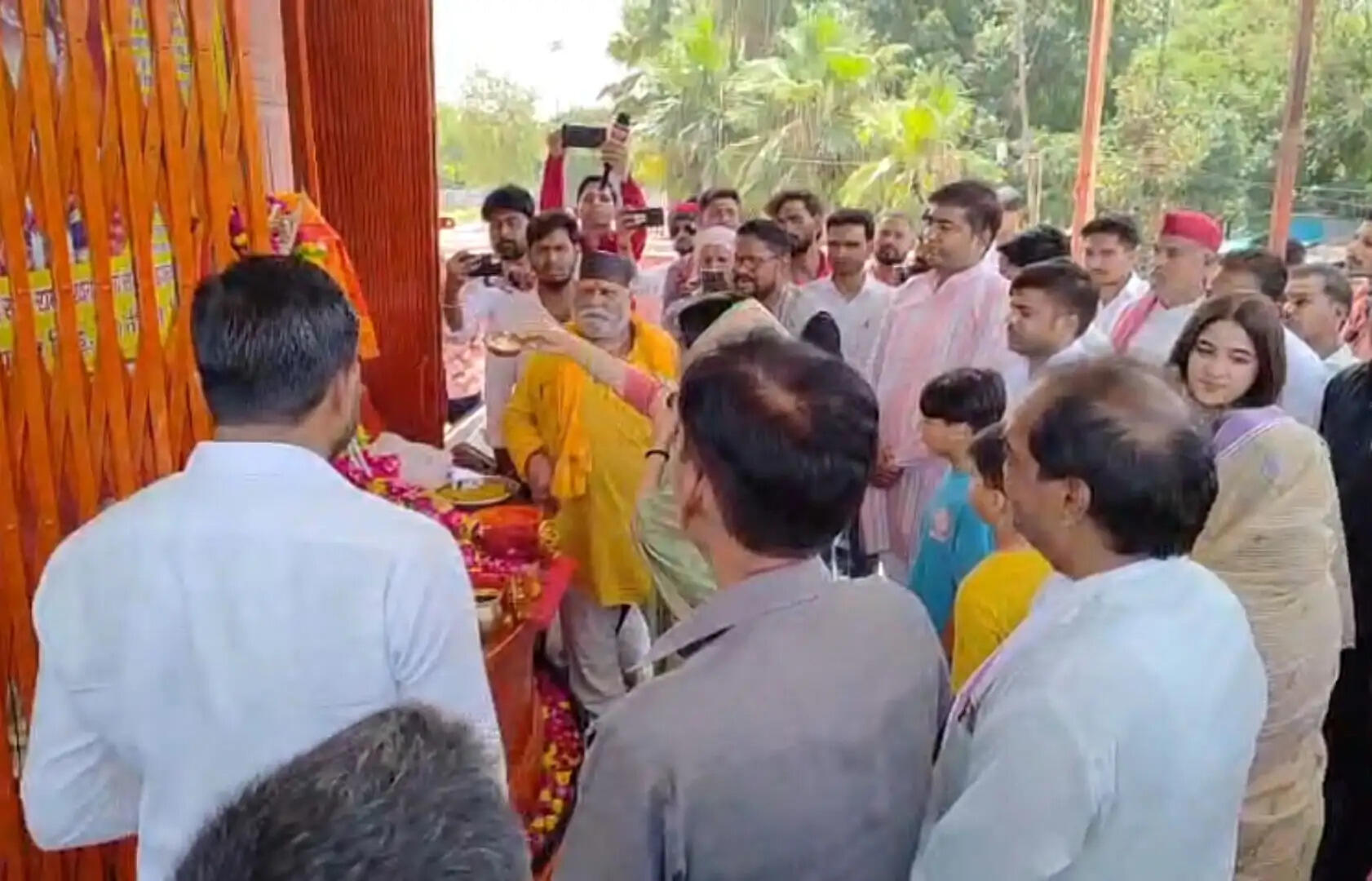 डिंपल यादव ने बड़ा मंगल पर सैफई में की पूजा, भंडारे में लोगों को प्रसाद किया वितरण